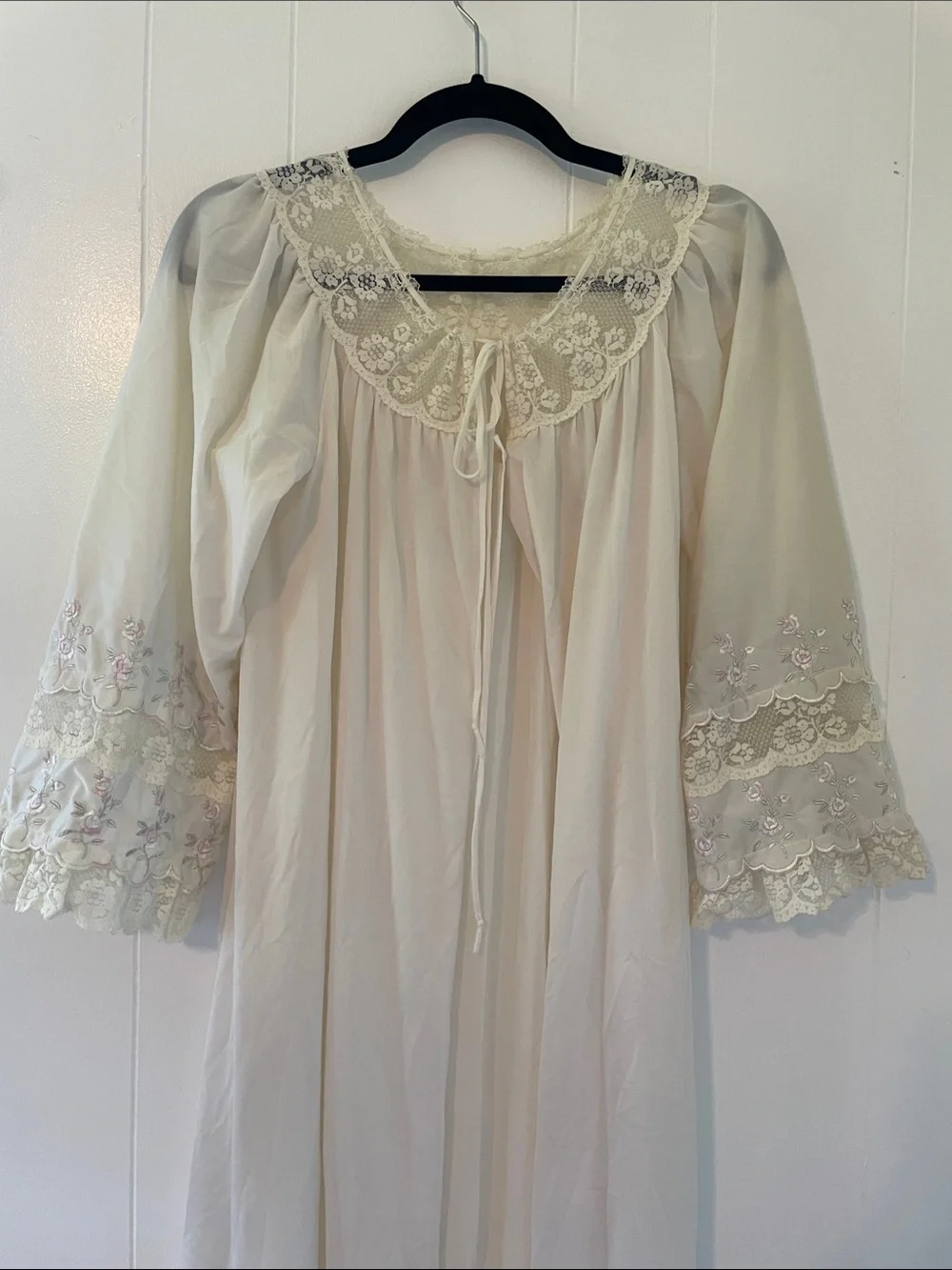 Vintage Women's Cream Lace-Trim Nightgown